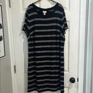 Ava & Viv Black and White Crew Neck Midi Dress